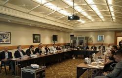 فريق الإصلاحات الاقتصادية اليمني يعقد اجتماعاً في عمان