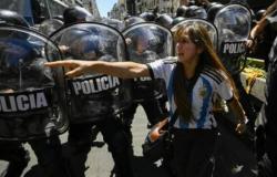 إضراب في الأرجنتين.. والحكومة تخصم يومًا من راتب المحتجين