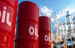 أسعار النفط تتخلى عن مكاسبها وتنهي تعاملات الأسبوع على تراجع
