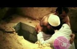 بالفيديو .. شيخ اماراتي يجرّب ظلمة القبر لـ 20 دقيقة : شاهد ماذا حدث له
