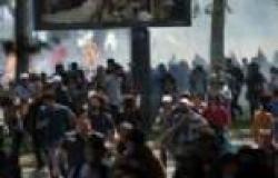 مدنيون فى صفوف الشرطة أمام "سميراميس" فى اشتباكات كورنيش النيل