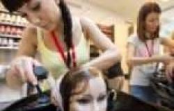 بالصور| مصففات الشعر يتدربون على نماذج "مانيكان" في روسيا