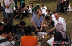 بالفيديو.. نشطاء الإسكندرية يحتفلون بـ"حسن مصطفى" فى إفطار جماعى