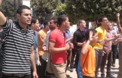 طلاب الإخوان يتظاهرون أمام مجمع كليات بنها