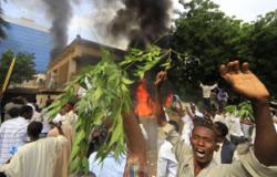 محتجون يضرمون النار فى مبنى تليفزيون ولاية بوسط السودان