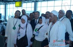 وزير الطيران يودع أول أفواج حجاج القرعة من مطار القاهرة