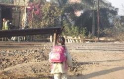 أطفال “شنتنا الحجر” بالمنوفية ينتظرون الموت يوميا خلال ذهابهم للمدرسة