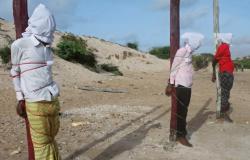 بالصور.. إعدام 3 صوماليين من «الشباب» بتهمة الإرهاب رميا بالرصاص