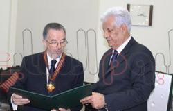 جمال الشوبكى يُسلم سفير تشيلى السابق لدى فلسطين وسام نجمة القدس