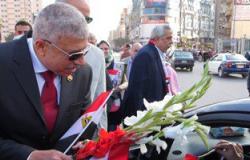 بالصور.. مدير أمن الغربية يوزع الحلوى والورود على المواطنين بطنطا