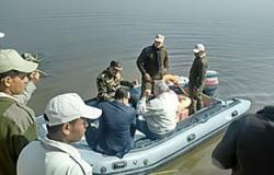 محلب ورئيس هيئة الثروة السمكية يستقلان"لنش" ببحيرة قارون بالفيوم