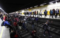 ركاب ينزلون على قضبان مترو سراى القبة احتجاجا على تأخر القطارات