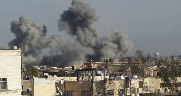قصف مدينة الرمادي خلال تحريرها من داعش
