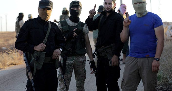 إرهابيون من هيئة تحرير الشام الإرهابية بالقرب من قريتي كفريا والفوعة في سوريا