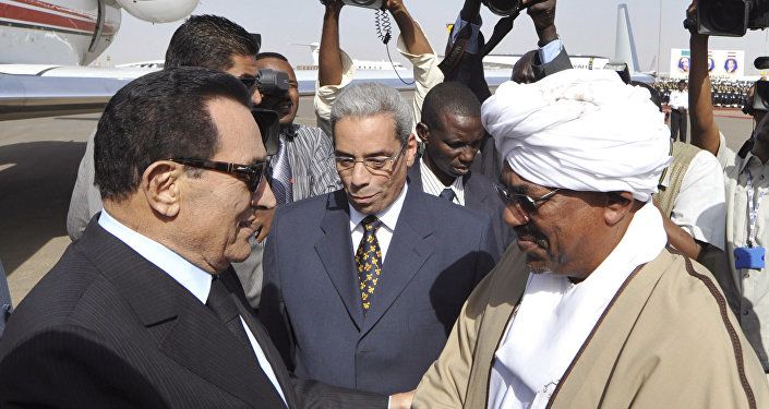 البشير يستقبل مبارك في الخرطوم