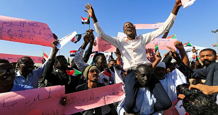 احتجاجات في السودان - مسيرات مؤيدة للرئيس السوداني عمر البشير في الخرطوم، 9 يناير/ كانون الثاني 2019