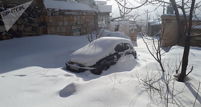 الوحدات العسكرية السورية تفتح الطريق المحاصر بالثلوج على الحدود الفاصلة بين شطري الجولان السوري