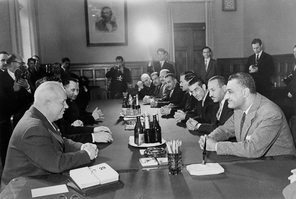 جمال عبد الناصر في اجتماع مع نيكيتا خرتشوف في موسكو أوائل مايو 1958