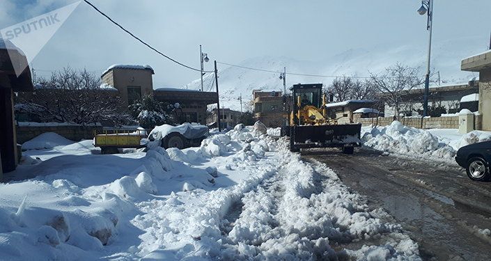 الوحدات العسكرية السورية تفتح الطريق المحاصر بالثلوج على الحدود الفاصلة بين شطري الجولان السوري