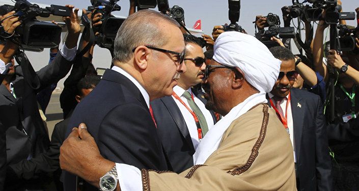 الرئيس التركي رجب طيب أردوغان خلال وصوله إلى الخرطوم للقاء الرئيس السوداني عمر البشير