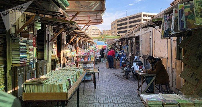 سور الأزبكية لبيع الكتب القديمة بالقاهرة