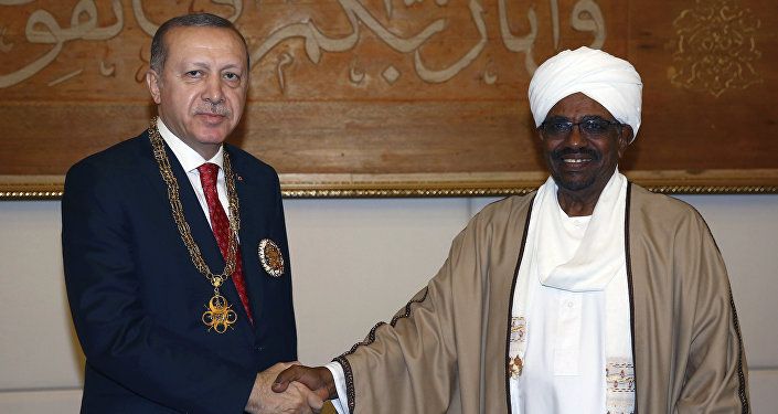 الرئيس التركي رجب طيب أردوغان خلال وصوله إلى الخرطوم للقاء الرئيس السوداني عمر البشير