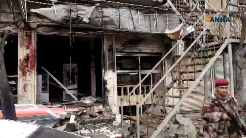 صورة مأخوذة من شريط فيديو نشرته وكالة هاوار للأنباء (ANHA) في 16 يناير 2019 تظهر آثار هجوم انتحاري في مدينة منبج السورية الشمالية