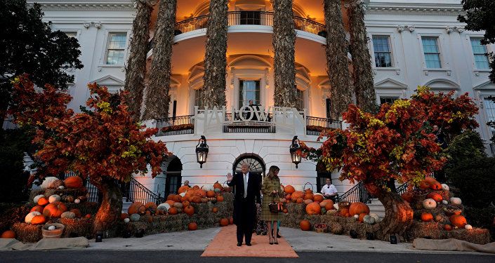 الرئيس الأمريكي دونالد ترامب وزوجته ميلانيا ترامب في البيت الأبيض في احتفالية عيد الهالوين، 28 أكتوبر/تشرين الأول 2018