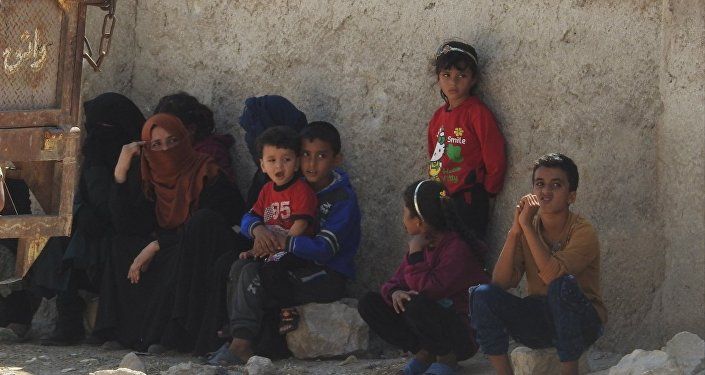 عائلات سورية غادرت مناطق الإرهابيين عبر الممرات الإنسانية التي افتتحتها الدولة السورية بالتعاون مع الروس
