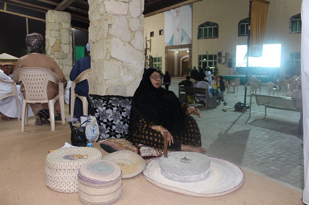 أم سعيد صاحبة الرحا في سلطنة عمان
