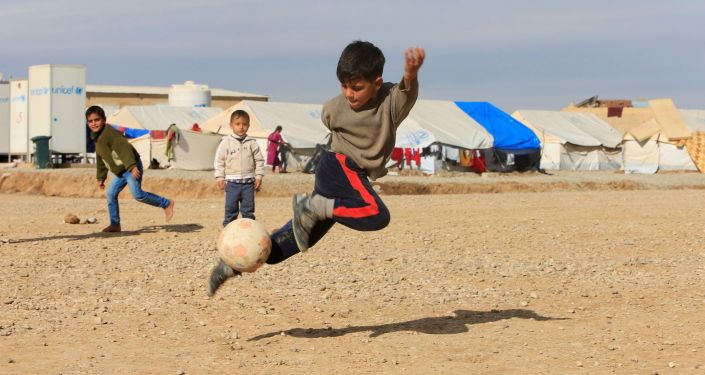 أطفال نازحين من الموصل، يلعبون بالكرة في مخيم خازر للنازحين، العراق 5 ديسمبر/ كانون الأول 2016