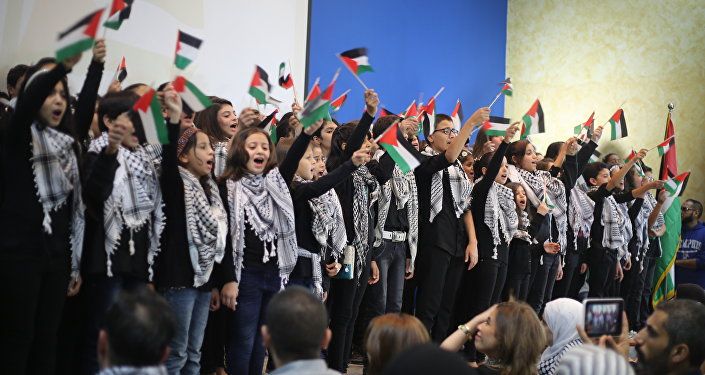 شباب فلسطينيون يغنون