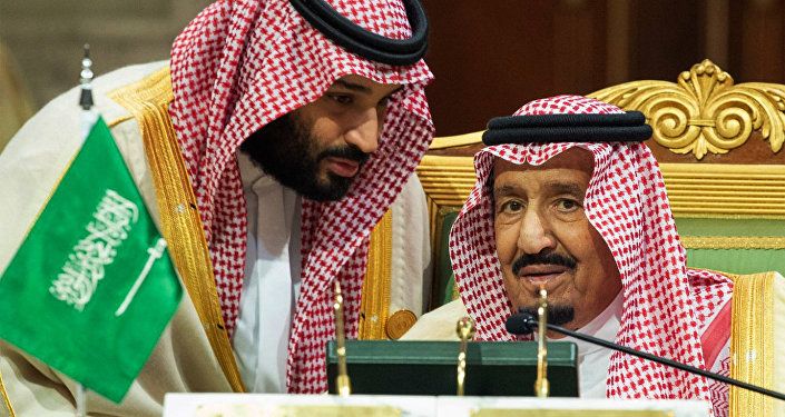 ولي العهد السعودي الأمير محمد بن سلمان يتحدث إلى العاهل السعودي الملك سلمان بن عبد العزيز آل سعود في افتتاح القمة الخليجية الـ 39 في الرياض، 9 ديسمبر/كانون الأول 2018