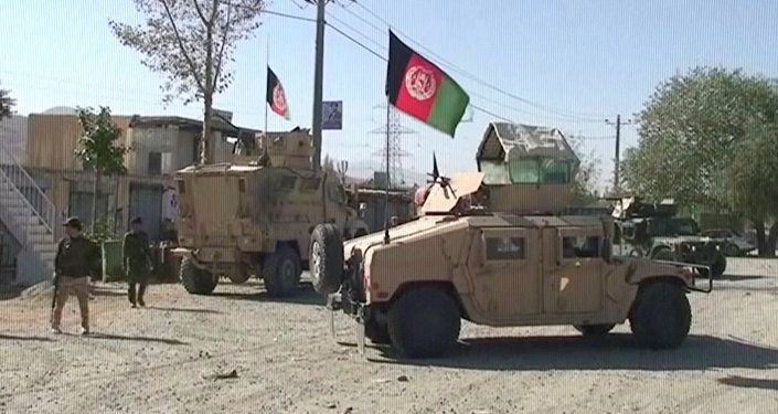 أفغانستان - سيارات همفي تقف بالقرب من موقع نفذت فيه طالبان هجوما إرهابيا