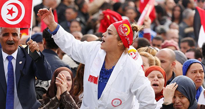 طبيبة تشارك في احتجاج على رفض الحكومة رفع الأجور في تونس العاصمة
