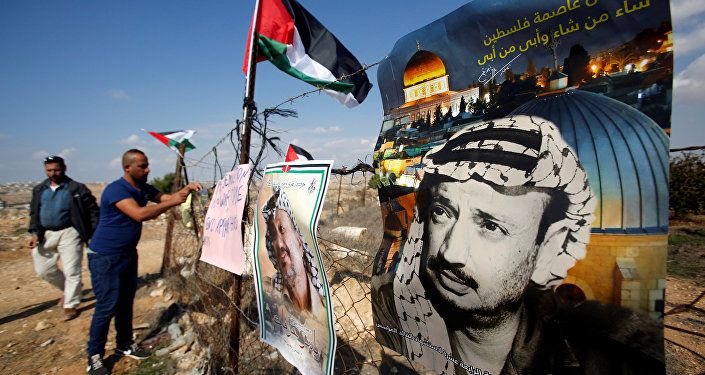 ملصقات للرئيس الفلسطيني الراحل ياسر عرفات قرب الخليل في الضفة الغربية المحتلة