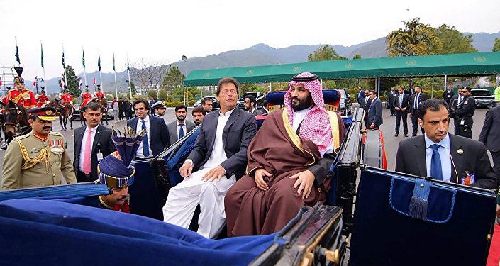 رئيس الوزراء الباكستاني عمران خان يرافق ولي العهد السعودي الأمير محمد بن سلمان إلى منزل الرئيس في إسلام أباد