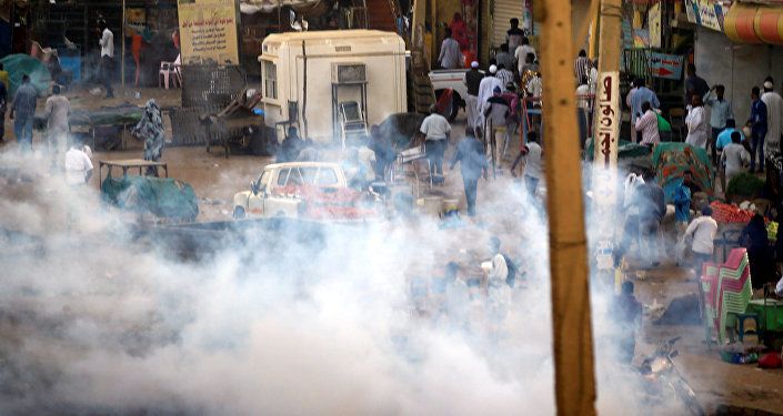 إطلاق غاز مسيل للدموع لتفريق متظاهرين سودانيين خلال مظاهرات مناهضة للحكومة في ضواحي الخرطوم