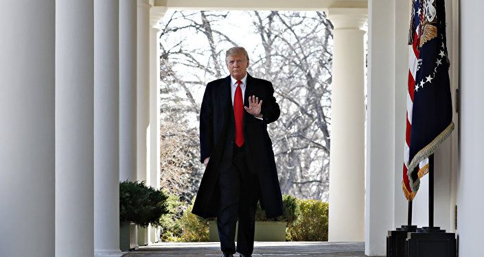 الرئيس دونالد ترامب يسير في البيت الأبيض، واشنطن، الولايات المتحدة 25 يناير/ كانون الثاني 2019
