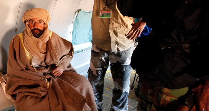 سيف الإسلام القذافي يجلس في طائرة في الزنتان