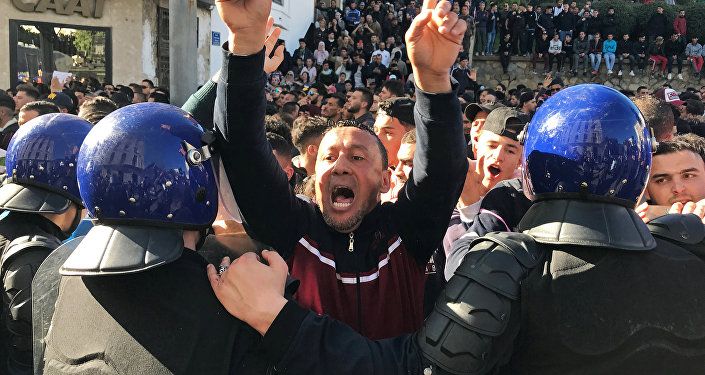 مظاهرات في الجزائر ضد ترشح عبد العزيز بوتفليقة