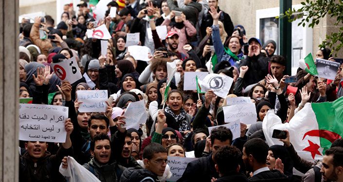 الطلاب المحتجون داخل حرم الجامعة ضد الرئيس عبد العزيز بوتفليقة
