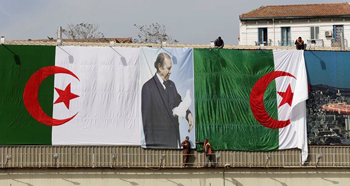الرئيس بوتفليقة على أحد أعلام الجزائر