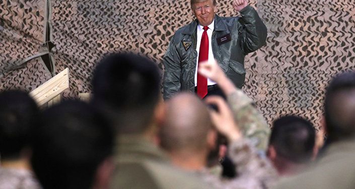 الرئيس الأمريكي دونالد ترامب خلال زيارة قاعدة الأسد الجوية في العراق