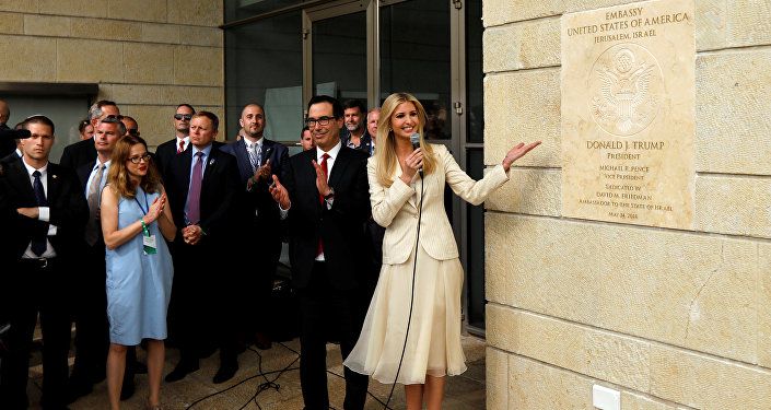 مستشارة الرئيس الأمريكي إيفانكا ترامب ووزير الخزانة الأمريكية ستيفن منوشين خلال إزاحة الستار عن لافتة السفارة الأمريكية في القدس، 14 مايو/ أيار 2018