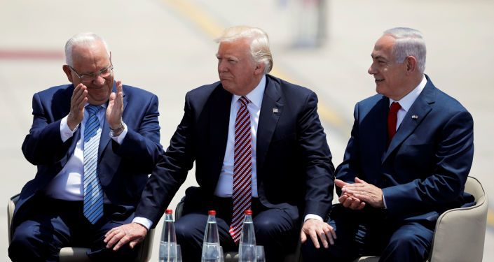 الرئيس الأمريكي دونالد ترامب ورئيس الوزراء الإسرائيلي بنيامين نتنياهو والرئيس الإسرائيلي رؤوفين ريفلين في تل أبيب، 23 مايو/ آيار 2017