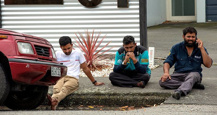 مواطنون خارج مسجد نيوزيلندا
