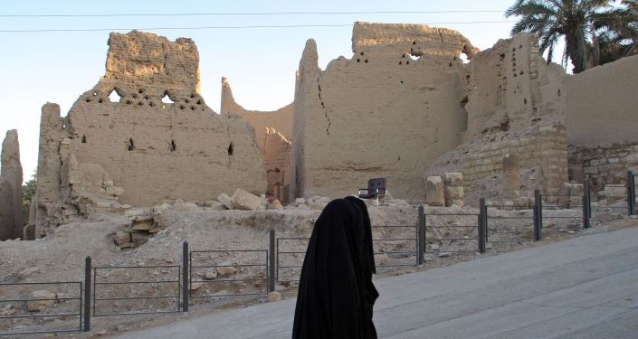 امرأة سعودية تسير في مدينة الدرعية ، شمال الرياض ، 6 يناير / كانون الثاني 2006. تأسست أول دولة سعودية في عام 1744 م (1157 هـ) عندما استقر الشيخ محمد بن عبد الوهاب في الدرعية. واستمرت هذه الدولة لمدة خمسة وسبعين عاما.