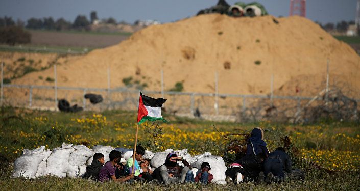 متظاهرون فلسطينيون قبالة الحدود بين غزة والاراضي المحتلة