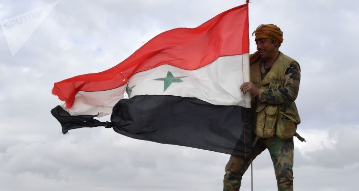 جنود الجيش العربي السوري خلال مناورات في مواقع خطوط الهجوم الأمامية في حي مدينة منبج في محافظة حلب، سوريا